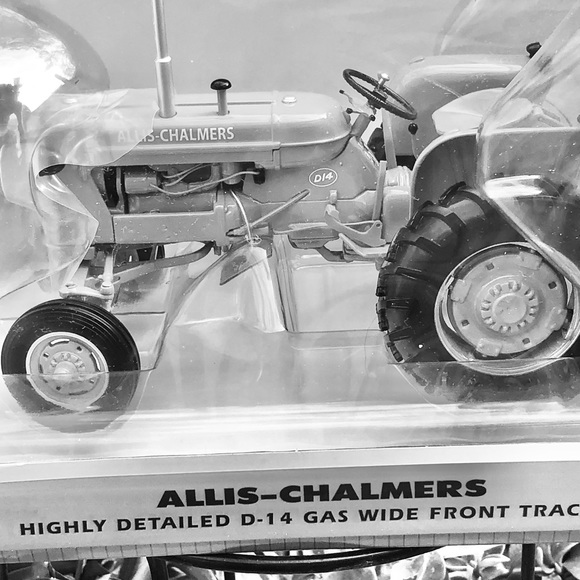 New! Allis-Chalmers D-14 1:16 Scale Die Cast Model Tractor - Picture 5 of 8